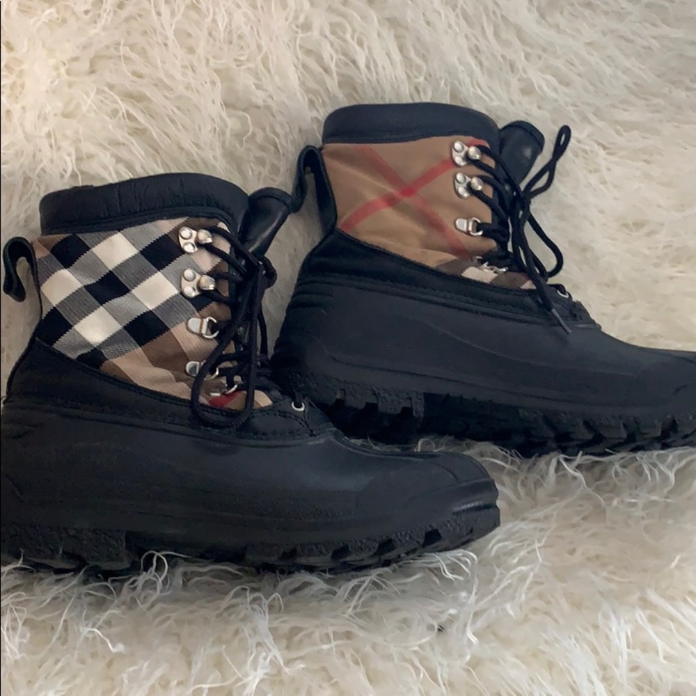 Burberry snow boot black size 30-40